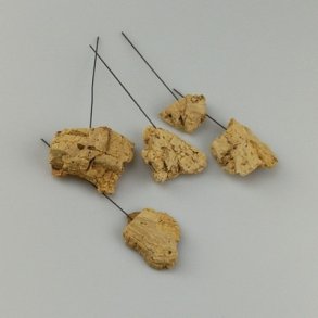 Kork stykker p� tr�d 5 stk. ass.