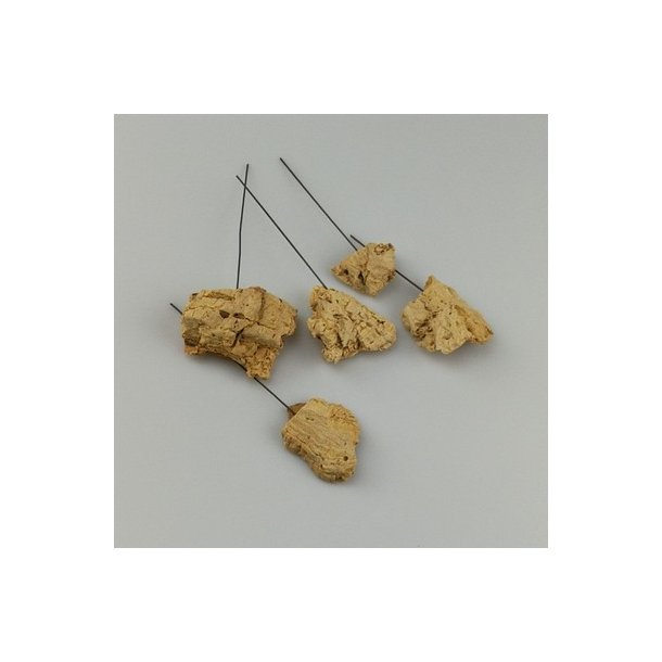 Kork stykker p� tr�d 5 stk. ass.