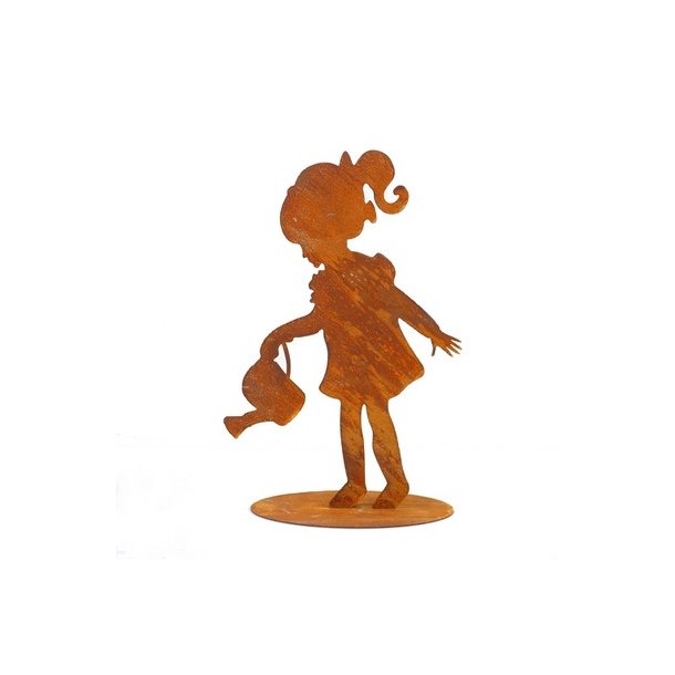 Pige med vandkande p� platte rust